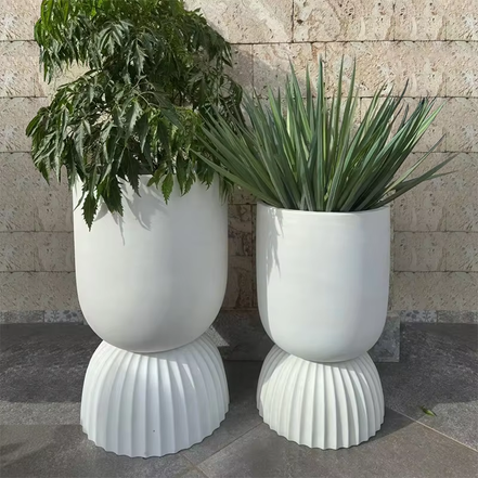Große weiße, umweltfreundliche, wetterfeste moderne Faser-Pflanztöpfe für den Garten, den Außen- und Innenbereich mit Drainageloch