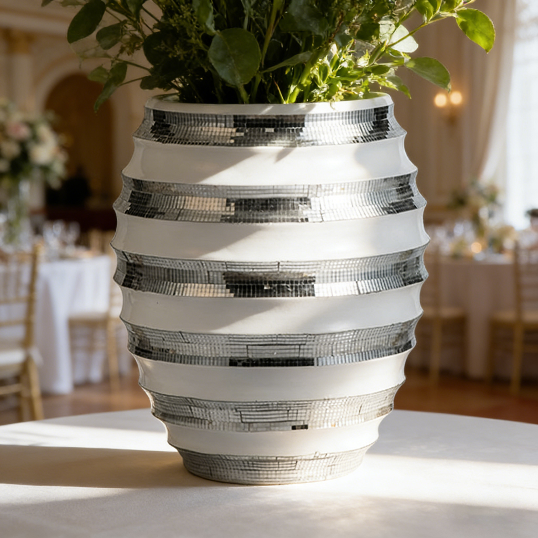 Heiß begehrter neuer Design glänzender weißer 2022 Fiberglas-Blumentopf zu Dekorationszwecken