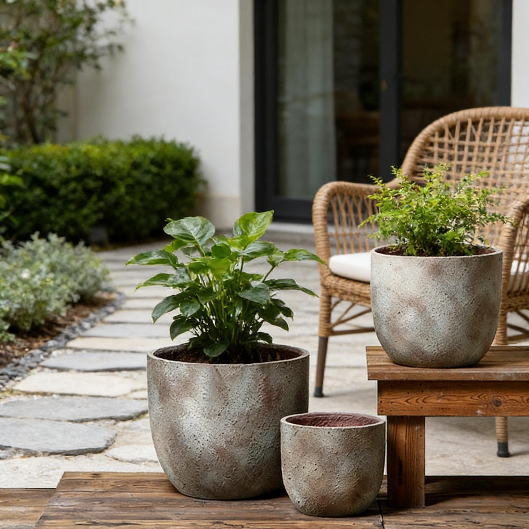 Large Wholesale Durable Eco-Friendly Cement Retro Design Flower Pots with Drainage Hole for Indoor/Outdoor Use