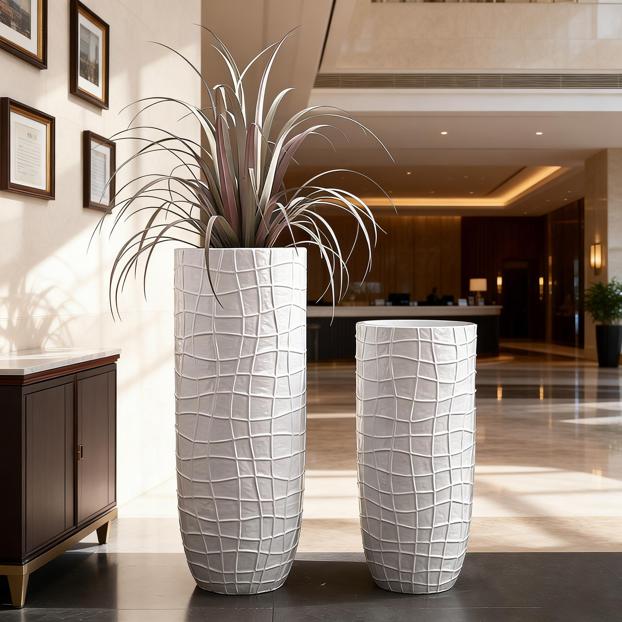 Große moderne umweltfreundliche robuste Bodenvase für die Heimdekoration, große Blumenvase, hohe weiße zylindrische Fiberglas-Pflanzgefäße